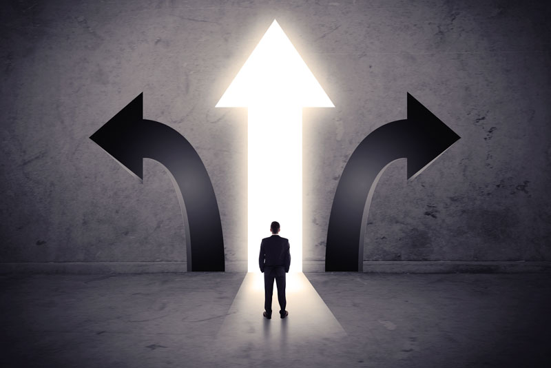 Unternehmer steht vor drei Richtungen – symbolisch für strategische Entscheidungen in der Leadgenerierung 2026 und die Wahl der richtigen Marketingkanäle wie E-Mail-Marketing.