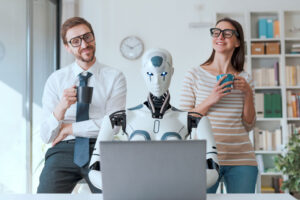 Geschäftsleute, die mit Kaffee in der Hand einen KI-Roboter bei der E-Mail-Marketing-Arbeit am Laptop beaufsichtigen.