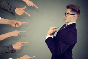 Fingerzeigen auf Geschäftsmann – Symbolbild für Verantwortung beim Double-Opt-In im Co-Sponsoring.