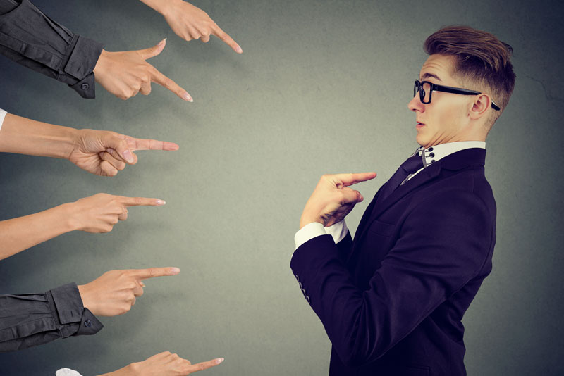 Fingerzeigen auf Geschäftsmann – Symbolbild für Verantwortung beim Double-Opt-In im Co-Sponsoring.